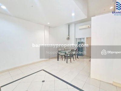 Kaset-Nawamin Road, near Nawamin City Avenue, Bangkok, Thailand Kaset-Nawamin Road, near Nawamin City Avenue, Bangkok, Thailand