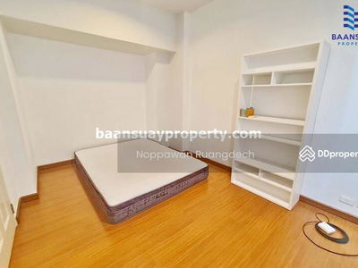 Kaset-Nawamin Road, near Nawamin City Avenue, Bangkok, Thailand Kaset-Nawamin Road, near Nawamin City Avenue, Bangkok, Thailand