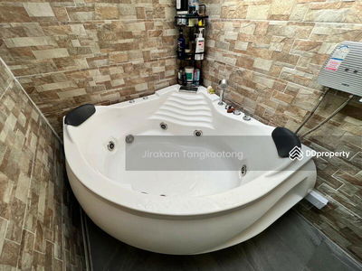 Pleno Rattanathibet - Bang Yai, behind the corner, very fully decorated. There is a guest house. With Jacuzzi tub, Nonthaburi, Thailand Pleno Rattanathibet - Bang Yai, behind the corner, very fully decorated. There is a guest house. With Jacuzzi tub, Nonthaburi, Thailand