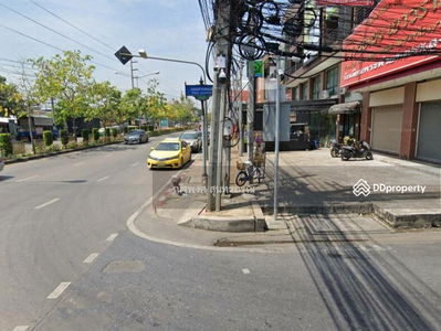 Bun Anan Market (2 km.), Harrow International School (2 km.), Chulabhorn Hospital (3.5 km.), Bangkok, Thailand Bun Anan Market (2 km.), Harrow International School (2 km.), Chulabhorn Hospital (3.5 km.), Bangkok, Thailand