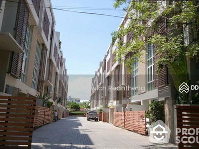 Large 4-Bedroom Townhouse, Bangkok, Thailand Large 4-Bedroom Townhouse, Bangkok, Thailand