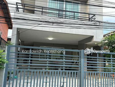 Spacious 3-Bedroom House, Bangkok, Thailand Spacious 3-Bedroom House, Bangkok, Thailand