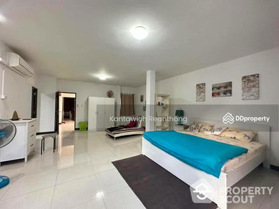 Spacious 3-Bedroom House, Bangkok, Thailand Spacious 3-Bedroom House, Bangkok, Thailand