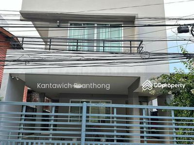 Spacious 3-Bedroom House, Bangkok, Thailand Spacious 3-Bedroom House, Bangkok, Thailand