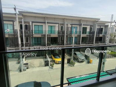 Town Avenue Merge Rattanatibet, Nonthaburi, Thailand Town Avenue Merge Rattanatibet, Nonthaburi, Thailand