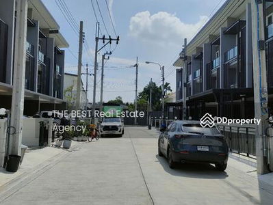 Town Avenue Merge Rattanatibet, Nonthaburi, Thailand Town Avenue Merge Rattanatibet, Nonthaburi, Thailand