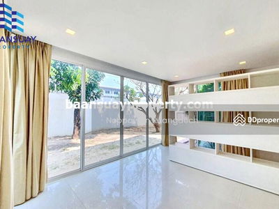 Seri Thai Road, near Chocolate Ville and the expressway, Bangkok, Thailand Seri Thai Road, near Chocolate Ville and the expressway, Bangkok, Thailand