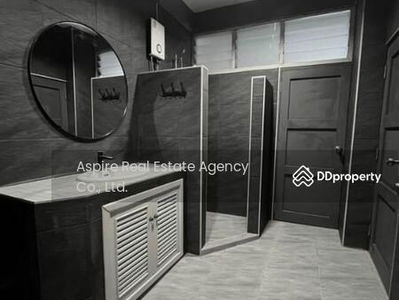 Home office/townhome 4 floors, Bangkok, Thailand Home office/townhome 4 floors, Bangkok, Thailand