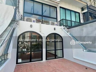 Home office/townhome 4 floors, Bangkok, Thailand Home office/townhome 4 floors, Bangkok, Thailand