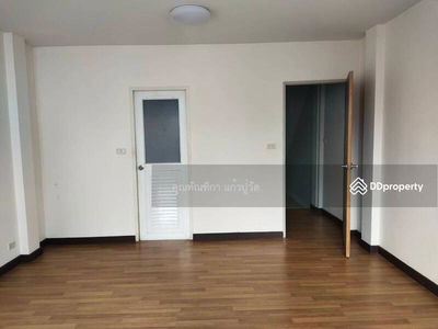 Townhome, 3 floors, 3 bedrooms, 3 bathrooms, 2 air conditioners, no furniture, for rent 19,000 baht, Phahon Yothin Road 32, Senaniwet Village 12.
Near Rotus Department Store, Bangkok, Thailand Townhome, 3 floors, 3 bedrooms, 3 bathrooms, 2 air conditioners, no furniture, for rent 19,000 baht, Phahon Yothin Road 32, Senaniwet Village 12.
Near Rotus Department Store, Bangkok, Thailand