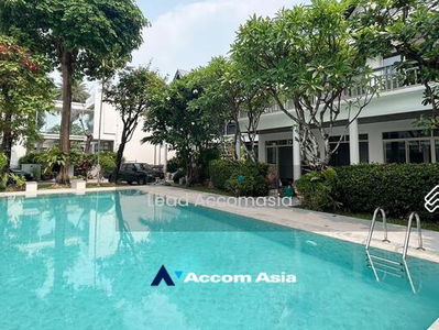 Private Swimming Pool, Pet friendly 4 Bedrooms House for Rent in Sukhumvit Bangkok near BTS Ekkamai, Bangkok