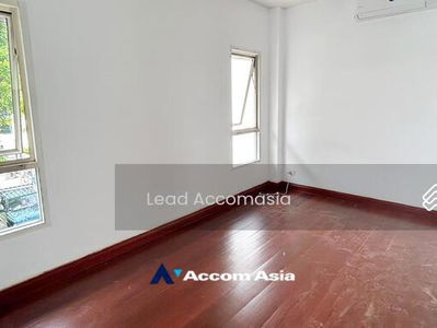 Private Swimming Pool, Pet friendly 4 Bedrooms House for Rent in Sukhumvit Bangkok near BTS Ekkamai, Bangkok, Thailand Private Swimming Pool, Pet friendly 4 Bedrooms House for Rent in Sukhumvit Bangkok near BTS Ekkamai, Bangkok, Thailand