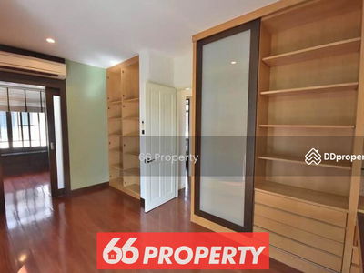 Narasiri Phatthanakan-Srinakarin, Bangkok, Thailand Narasiri Phatthanakan-Srinakarin, Bangkok, Thailand