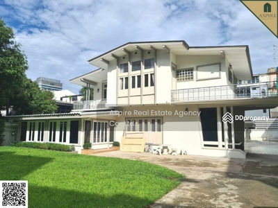 Single house, Sukhumvit 44, Bangkok, Thailand Single house, Sukhumvit 44, Bangkok, Thailand