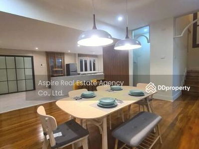 Single house, Sukhumvit 44, Bangkok, Thailand Single house, Sukhumvit 44, Bangkok, Thailand