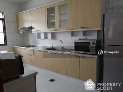 Royal Castle Sukhumvit, Bangkok, Thailand Royal Castle Sukhumvit, Bangkok, Thailand