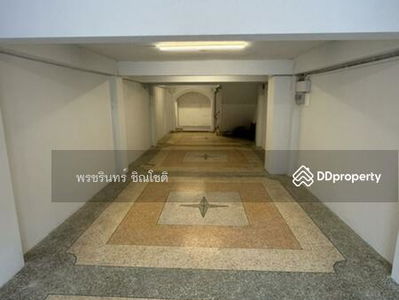 Commercial building near MRT Rama 9, Bangkok, Thailand Commercial building near MRT Rama 9, Bangkok, Thailand