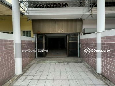 Commercial building near MRT Rama 9, Bangkok, Thailand Commercial building near MRT Rama 9, Bangkok, Thailand