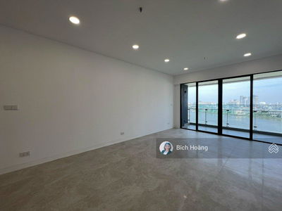 The River Thủ Thiêm, Vietnam  The River Thủ Thiêm, Vietnam