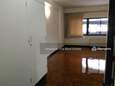 Charming soi 11 spacious bright breezy 3 bedrooms with lots of natural light. Low rise. Very homely, Bangkok, Thailand Charming soi 11 spacious bright breezy 3 bedrooms with lots of natural light. Low rise. Very homely, Bangkok, Thailand
