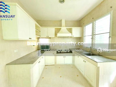 On Nut Road, Lat Krabang intersection, near Robinson Lat Krabang & Patio Mall, Bangkok, Thailand On Nut Road, Lat Krabang intersection, near Robinson Lat Krabang & Patio Mall, Bangkok, Thailand