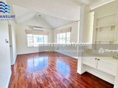 On Nut Road, Lat Krabang intersection, near Robinson Lat Krabang & Patio Mall, Bangkok, Thailand On Nut Road, Lat Krabang intersection, near Robinson Lat Krabang & Patio Mall, Bangkok, Thailand