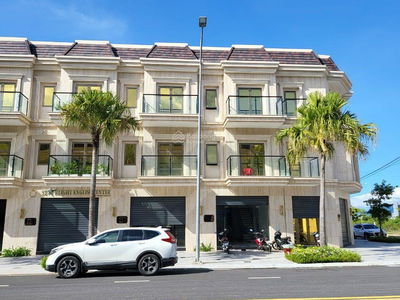 Lakeside Palace, Vietnam Lakeside Palace, Vietnam