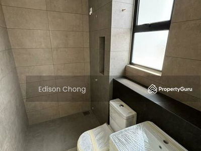 Robin @ Rimbayu, Malaysia Robin @ Rimbayu, Malaysia